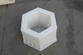 塑料公路護(hù)坡模具和公路護(hù)坡鋼模具的優(yōu)缺點分析