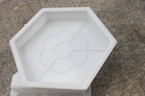 六棱塊護坡塑料模具什么材質(zhì)的好？